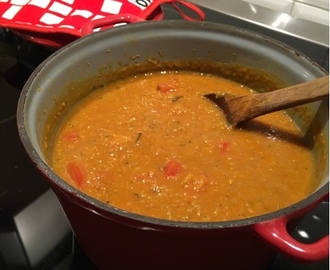 Linssoppa med färska dadlar och curry