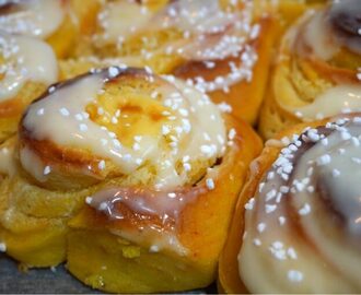 Nattjäst saffrans butterkaka i långpanna med vanilj och frosting