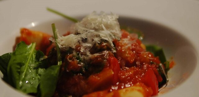 Riccota & pestofylld pasta med tomatragu, färsk spenat och kalamataoliver