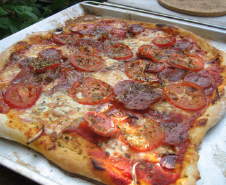 Pizza med grillad kyckling, salami och pesto