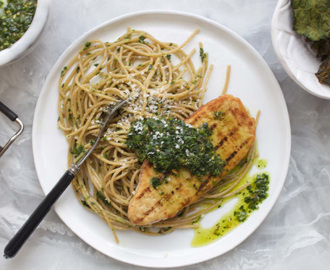 Pasta med grönkålspesto och krispiga kålchips