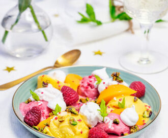 Peach Melba med kokosgrädde, vegansk maräng och kanderade pistagenötter