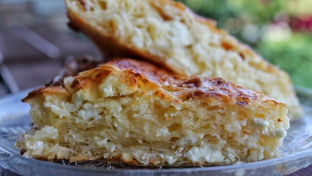 Η πιο τραγανή και εύκολη τυρόπιτα - The best greek - feta pie