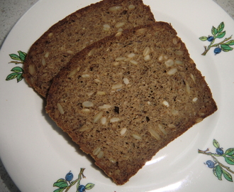 Mörkt glutenfritt formbröd - ännu en variation