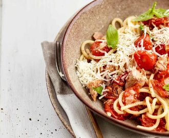 Pasta med tonfisk i italiensk körsbärstomatsås