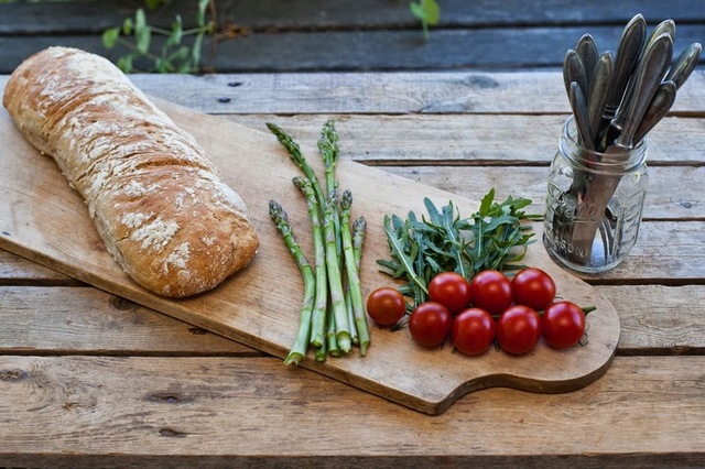 Surdegsfralla med vildjäst och en sandwich av det