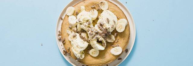 Cookie dough-tårta med vaniljglass, banan och choklad