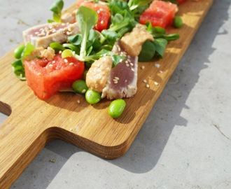 Sallad med halstrad tonfisk, vattenmelon, gröna sojabönor och cashewnötsdressing