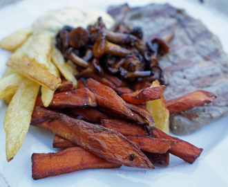 Hemmagjorda pommes frites av både vanlig potatis och sötpotatis