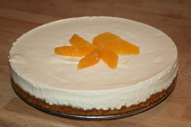 Underbar cheesecake med vanilj-och apelsinfyllning på pepparkaksbotten