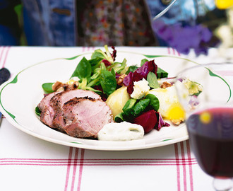 Världens godaste grillade fläskfilé – här med blue cheese och sallad