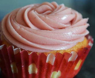 Cupcakes med vit choklad och hallonsmörkräm