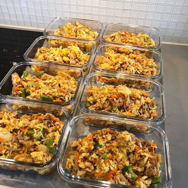 KOSTSTUDION on Instagram: “Idag använder vi lite av den lediga tiden till att förbereda matlådor för kommande dagar ?? Dessa lådor med kycklingkebab och ris av…”