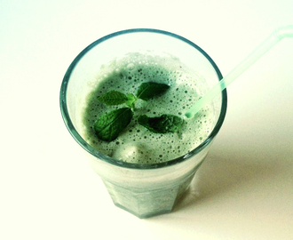 Frisk ljusgrön mintsmoothie