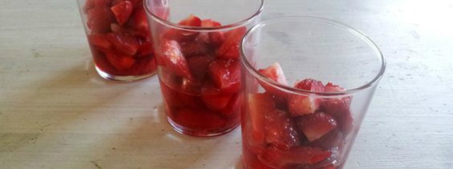 Marinerade jordgu​bbar i vinager, en överraskande söt efterrätt för sommaren