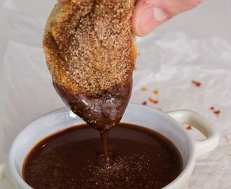 Kanelsockrade empanadas fyllda med dulce de leche & mexikansk chokladsås