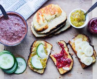 Barndomsfrukost – rostat bröd med marmelad & varm choklad