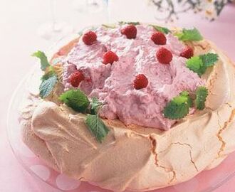 Ljuvlig pavlova med hallonmousse