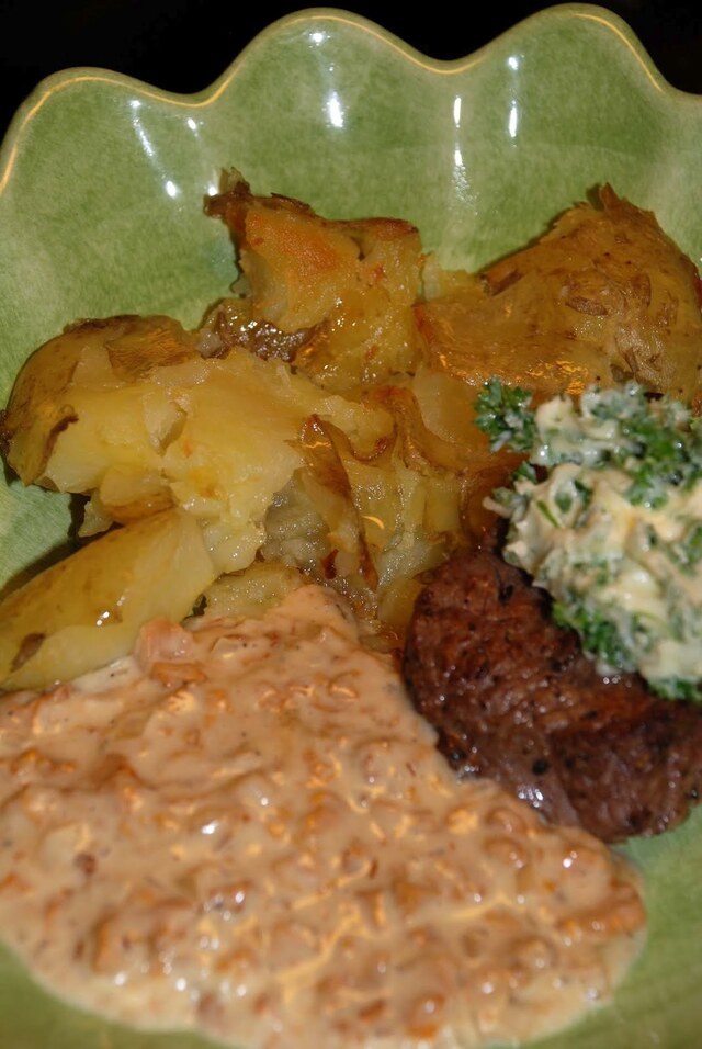 Plankstekt rostas med kraschad potatis, kryddsmör och kantarellsås