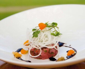 Tonfisktartar med rättiksallad, löjrom och chokladvinäger