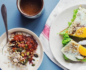 Bovetegröt, plommonkompott, stekt ägg och kokoskaffe