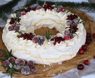 Pavlova med sockrade tranbär och granatäpple