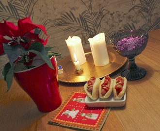 Julveckan dag 6: Prinskorv med bröd och rödkåls-slaw