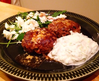 Feta och olivbiffar med tzatziki