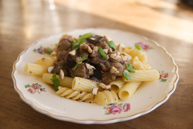 Pasta med aubergine och hasselnötter,3-4 port1 sats...