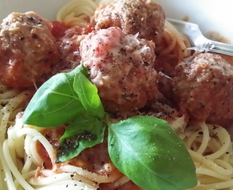 Grekiska köttbullar med mynta o fetaost i tomatsås