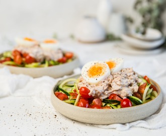 Snabblagad sallad med tonfiskröra och zoodles