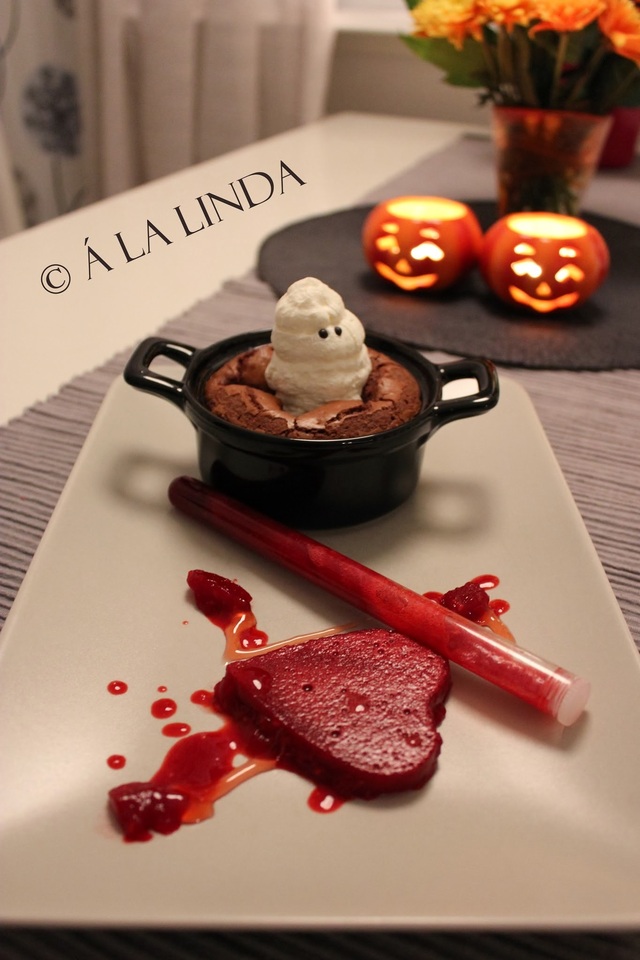Halloween: Hallon- & chokladkladdkaka med hallongelé, halloncoulis och gräddspöke
