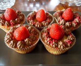 Vaniljcupcakes med chokladfrosting