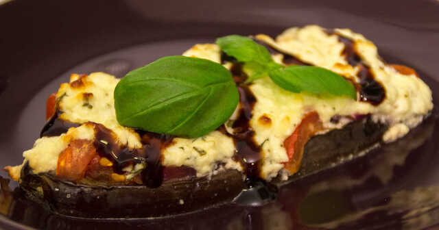 Fetaostgratinerad aubergine med tomat och basilika