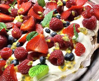 Salt pavlova med passioncurdgrädde och bär | Catarina König