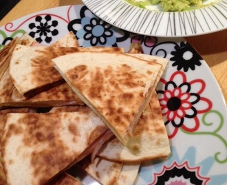 Quesadillas med skink- och fetaostfyllning samt avokado- och chiliröra