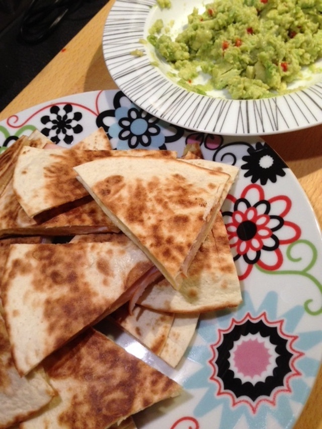 Quesadillas med skink- och fetaostfyllning samt avokado- och chiliröra