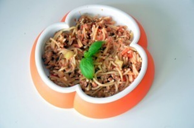 Barnmatsrecept steg 5 (lättstekt): vegetarisk färssås med spaghetti och färska örter