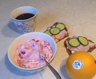 Fröknäcke och hallonyoghurt