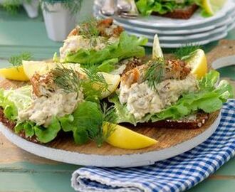 Mackor med äggsallad och rökt makrill