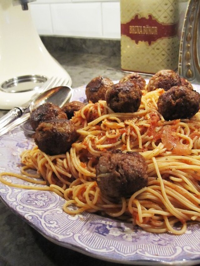 italienska köttbullar med spaghetti och färsk tomatsås