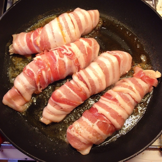Baconlindad kycklingfilé med sparris och ramslökspesto