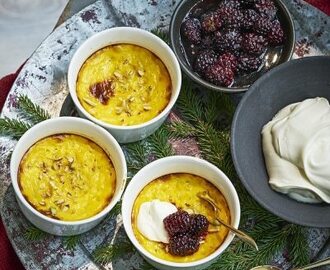 Saffranspannkaka med smetana och rårörda björnbär