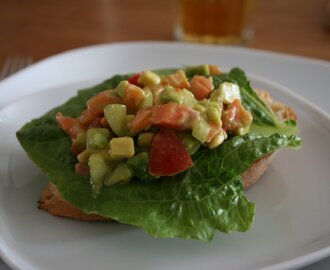 Liten förrättssmörgås, med krämig sallad på rökt lax