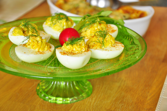 Deviled eggs med kaviar och dill