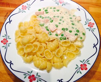 Pasta med kassler, timjan och gröna ärtor