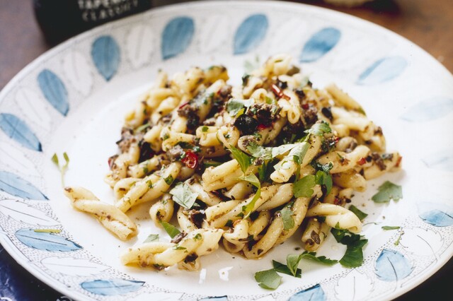 Strozzapreti med tapenade, chili och persilja