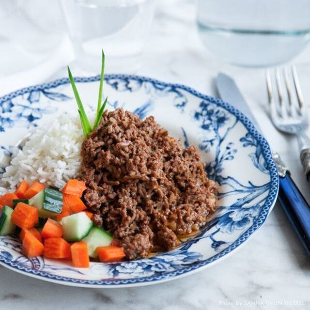 Krämig köttfärssås med ris och grönsaksplock