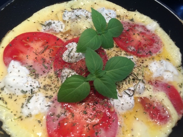 Omelett med mozzarella, tomat och limebasilika