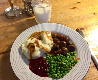 Köttbullar med potatismos, lingonsylt och brunsås